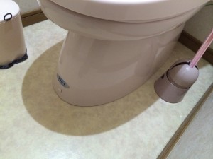 今回クッションフロアは張替えはしませんでした。交換した便器の大きさは既存便器より大きかったので便器の跡も見えないですみました。