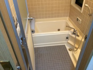 施工前　昔のタイプのユニットバスです