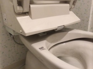 5　一体型になっているタンクと便座が上がるので、便器との隙間に手が入り、掃除ができます！