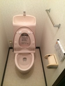 2F施工後の写真です。花柄の壁紙がﾋﾟﾝｸのﾄｲﾚと良く合っています。
