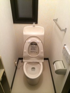 1FのﾄｲﾚはTOTOのZJのｱｲﾎﾞﾘｰ色の商品を取り付けしました。