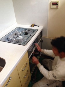 ?B新しいガスコンロの設置、微調整を行ってます