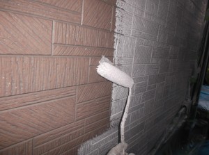 一度目の下塗りです。白い色で塗ります。