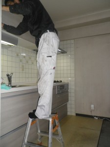 キッチン屋さんが吊戸棚を調節しているところです。