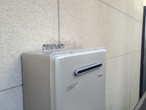 給湯器設置（金物で固定）