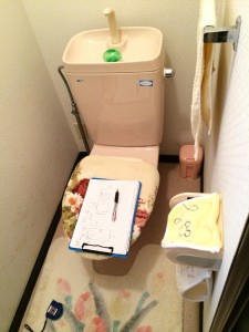 2Fの施工前の写真です。壁紙が気になられていたので張替えます。ｸｯｼｮﾝﾌﾛｱも天井も合わせて張替えます。