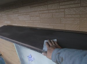 庇屋根などの板金は、やすりをかけてから塗装します
