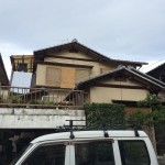 01施工前 かきおとしの外壁で、一度もお手入れされたことがありませんでした。