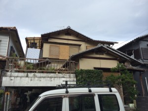 施工前 かきおとしの外壁で、一度もお手入れされたことがありませんでした。