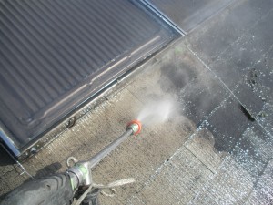 施工中　屋根の洗浄中です