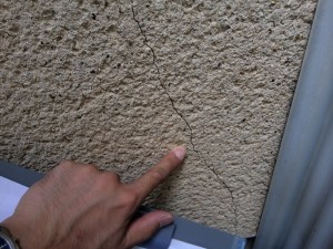 施工前 何か所かクラックがありました