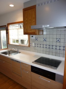 タイルがとっても映えるキッチンに