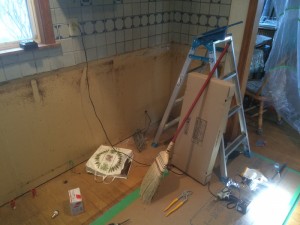 施工中　タイルを残して下台だけ撤去しました