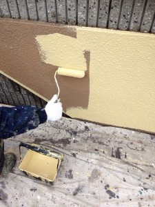 施工中　塀の部分も塗装しています。