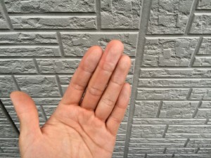 触ると白い粉がつく、「ﾁｮｰｷﾝｸﾞ現象」が起きていました。