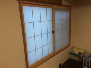 和室の窓にはすりガラスに格子のついた内窓を取り付けました