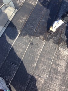 施工中　屋根はハケで塗装しました