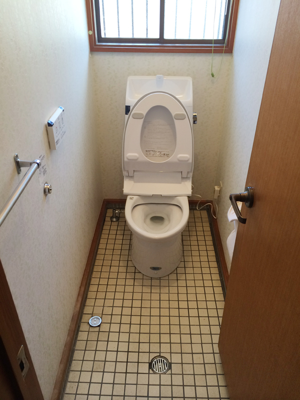 新しいトイレを取付て完成です