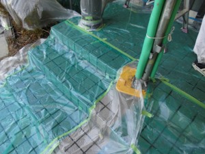 施工中　玄関の前など、ﾀｲﾙ部分に塗料が付かないように養生しています。