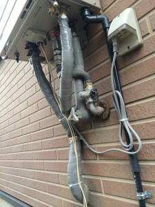 配管に保温ﾃｰﾌﾟを巻き凍結対策も万全です