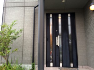 日に焼けて、扉の下の方がすこしかすんでいました