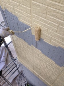 施工中　吹付ではなく、ローラーで丁寧に塗装していきます