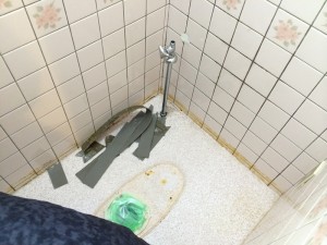 既存便器を取り外し、クッションフロアと幅木を交換します