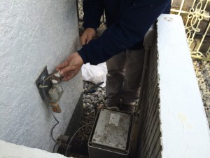 お風呂専用の湯沸かし器を取り外します