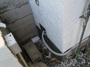 新しい給湯器でお風呂を沸かすので給湯器まで配管を引っ張ってきます