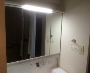 照明はLEDです！三面鏡で全ての鏡の裏に収納用の棚があります