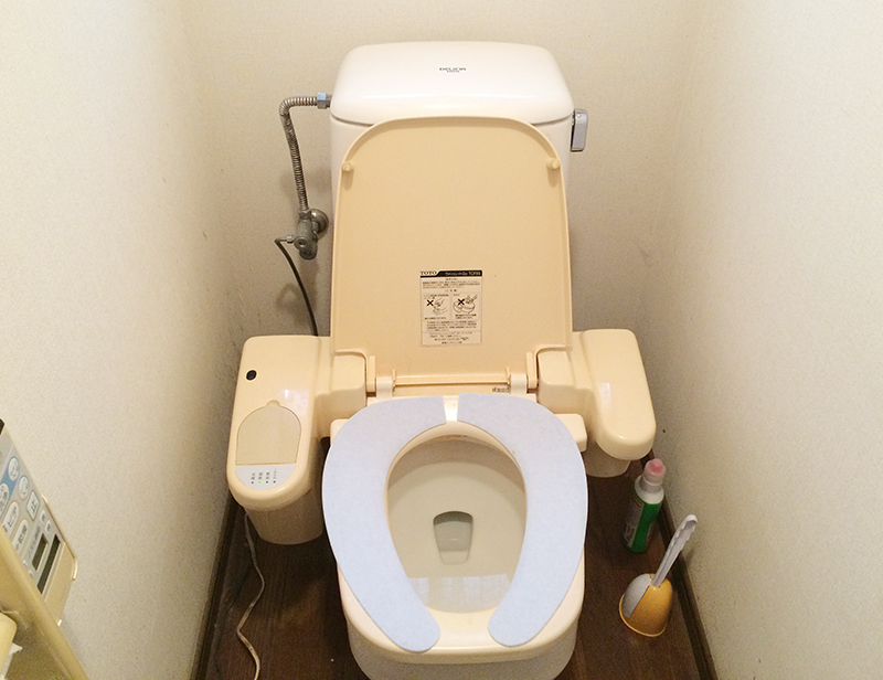 施工前　15年前のトイレ　ウォシュレットのタンクから大量に水漏れしていました