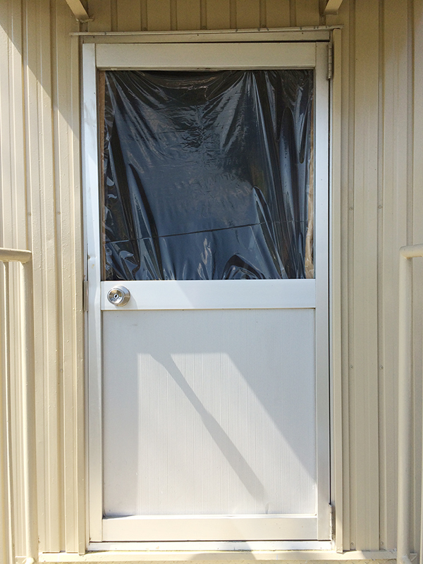 ?@施工前　上のガラスが強風で割れてしまいました