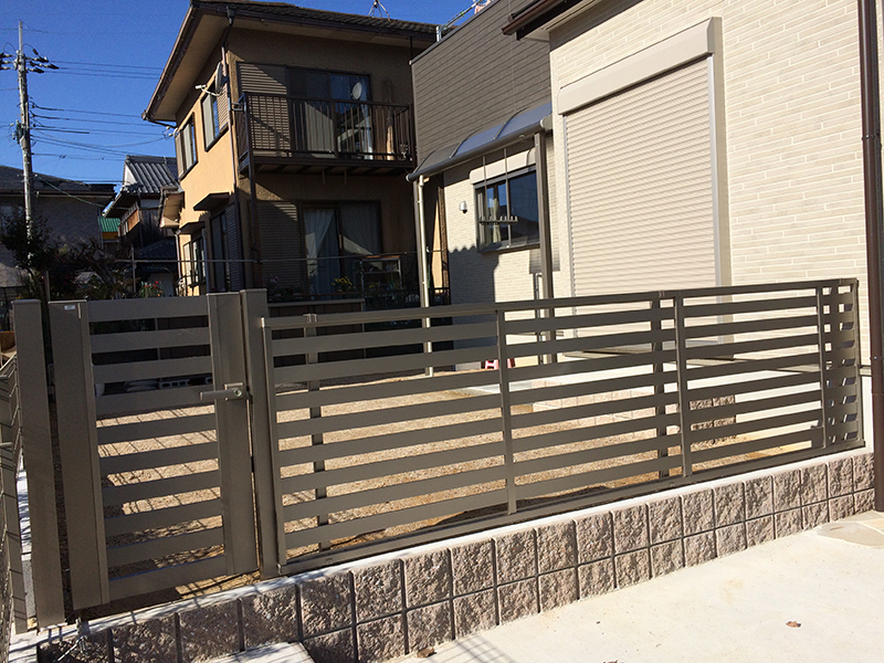 01 ワンちゃんが逃げ出さないようにフェンスを設置しました!