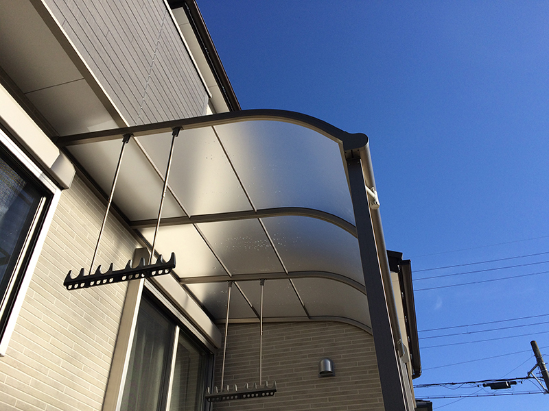 04 リビングが暗くならないように、屋根はかすみのポリカ材を選んで頂きました。