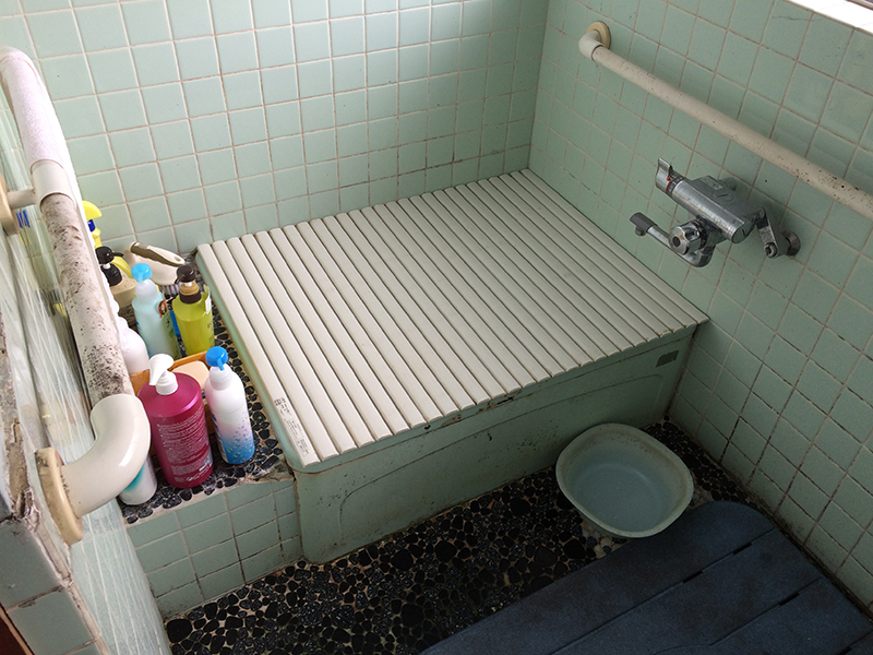01　施工前　浴室の幅よりもだいぶ狭い浴槽でした