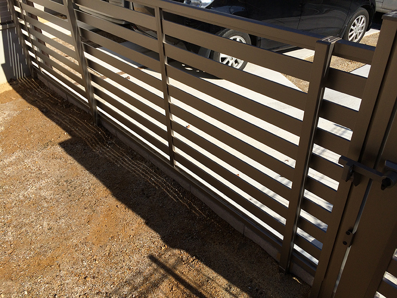 02 ブロック塀の手前に埋め込みました