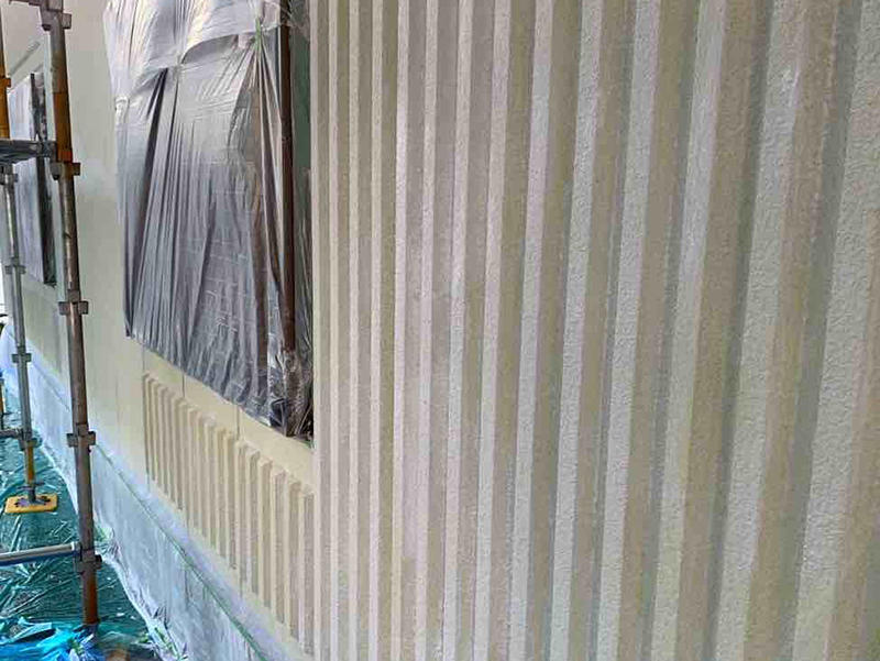外壁リフォーム施工中　外壁塗装中塗り　ガイソーウォールフッ素4FⅡ｜滋賀でリフォームするなら匠工房