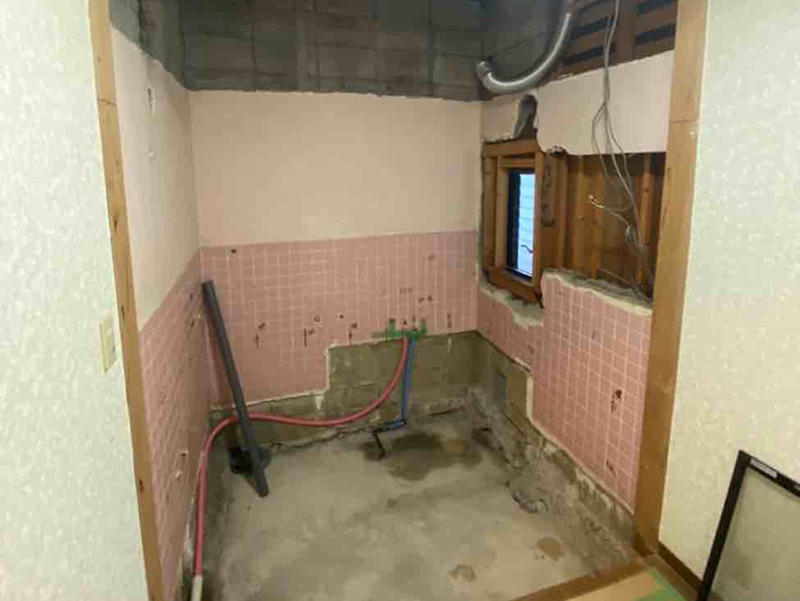お風呂リフォーム施工中 既存のユニットバスを解体したら、更に前のタイルのお風呂の後が出てきました|滋賀でリフォームするなら匠工房