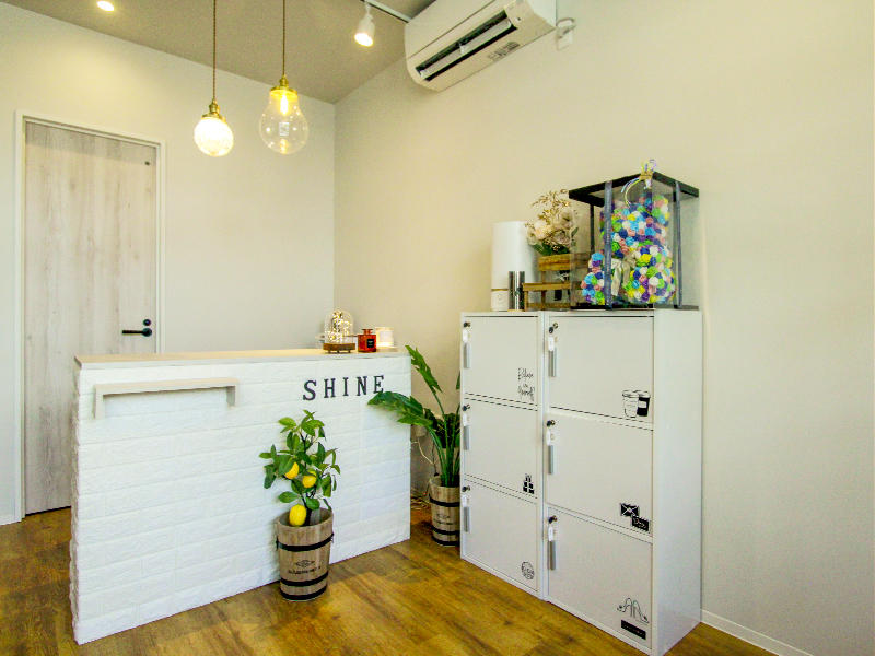 cut&color Shine様　DIYの施主様自作カウンター｜滋賀や京都で店舗リフォームなら匠工房