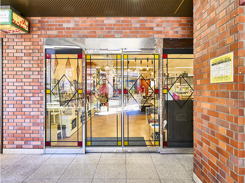 きのしたブックセンター様 自動ドアには透過性のあるカッティングシートを使い、ステンドグラス風に仕上げました|滋賀や大阪で店舗リフォームなら匠工房