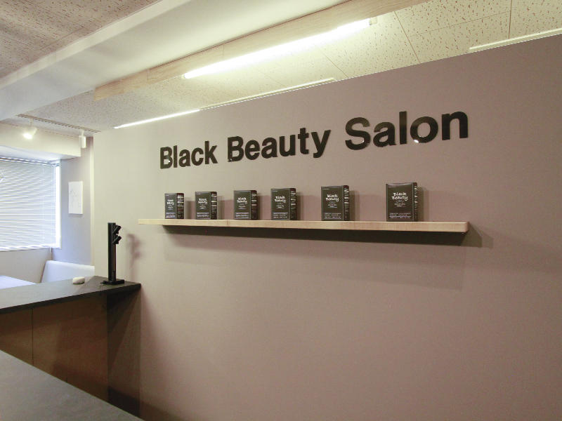 Black Beauty Salon様　透明アクリルの後ろに黒シートを貼ることで切り文字全体を黒く見せつつ、表面は透明なのでツヤのある仕上がりにしました｜滋賀や兵庫で店舗リフォームなら匠工房