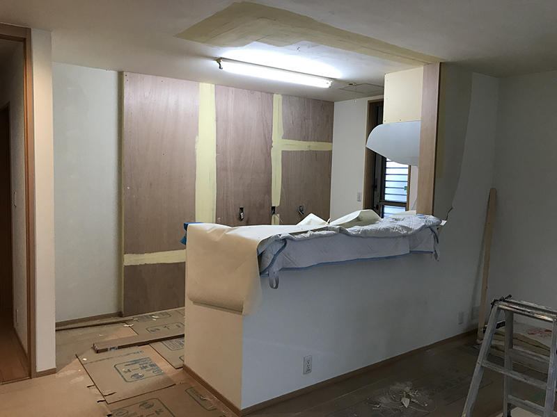 キッチンリフォーム施工中　吊り戸棚を撤去し、カップボードの裏面を補強します｜滋賀でリフォームするなら匠工房