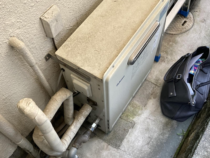 給湯器リフォーム施工前　給湯器配管｜滋賀でリフォームするなら匠工房