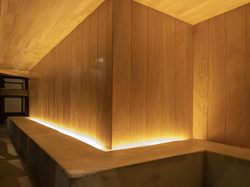 お野菜スタンドわえん様飲食店 足元の間接照明や天井に散らせた照明は躍動感を空間全体に広げます|滋賀や京都で開業するなら匠工房