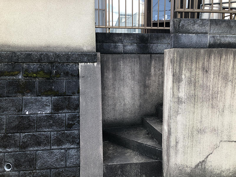 外塀・焼き板塗装リフォーム施工前　裏口階段｜滋賀でリフォームするなら匠工房