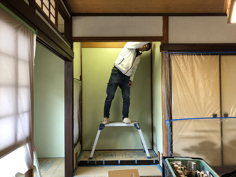和室リフォーム施工中　じゅらく壁上塗り　上塗りで色をつけていきます｜滋賀でリフォームするなら匠工房