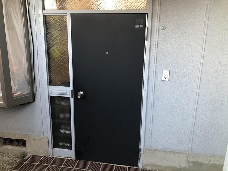 玄関ドアリフォーム施工前　玄関ドア｜滋賀でリフォームするなら匠工房