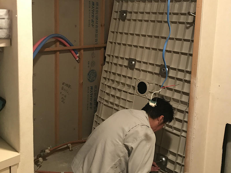 マンションリフォーム施工中　システムバスを組み立てます｜滋賀でリフォームするなら匠工房