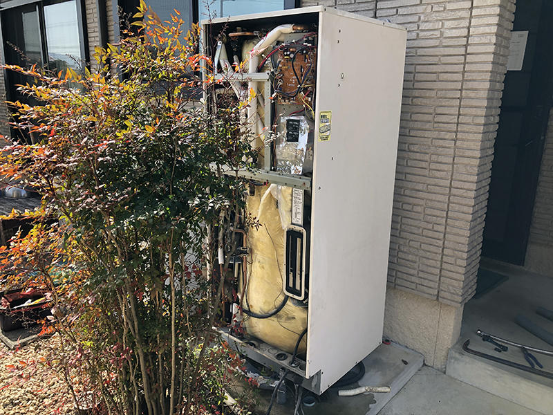 エコキュートリフォーム施工中　電気温水器をバラしていきます｜滋賀でリフォームするなら匠工房