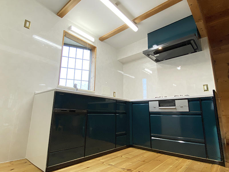 キッチンリフォーム完成　ブルーグリーンの深くて艶のある扉が素敵です｜滋賀でリフォームするなら匠工房